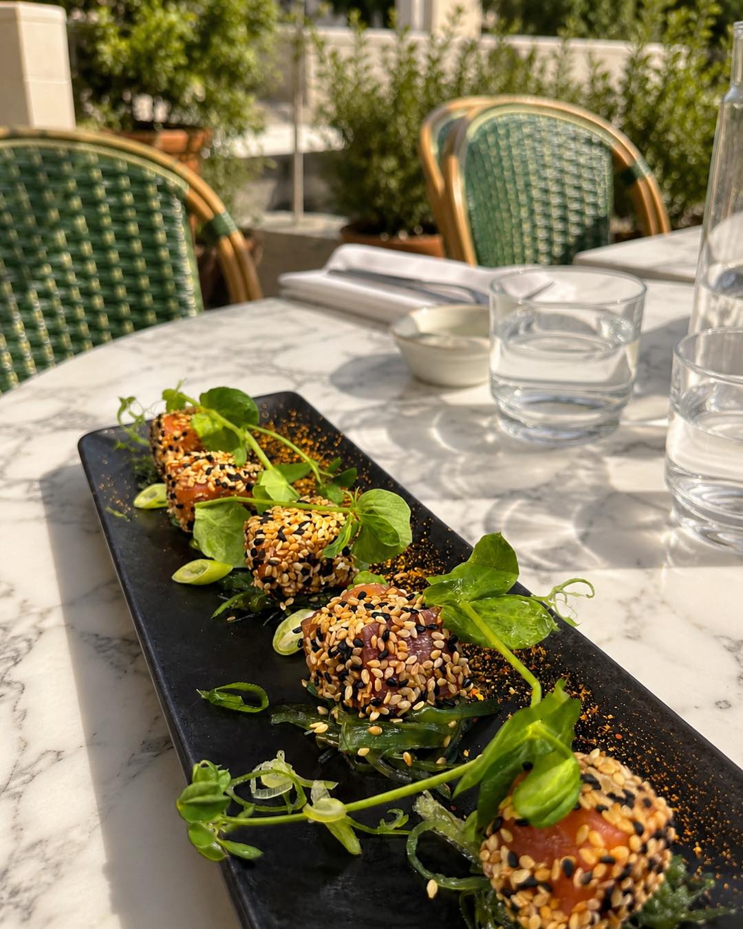 Bouchées de thon au sésame sur la terrasse