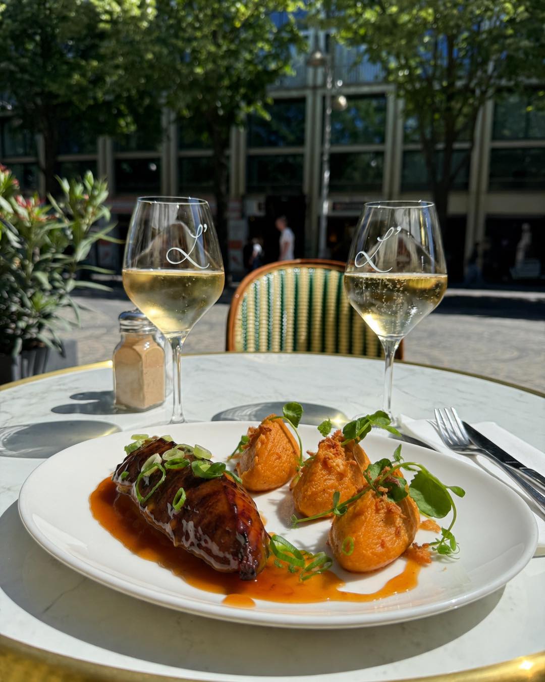 Plat de patate douce et champagne sur la place d'Erlon