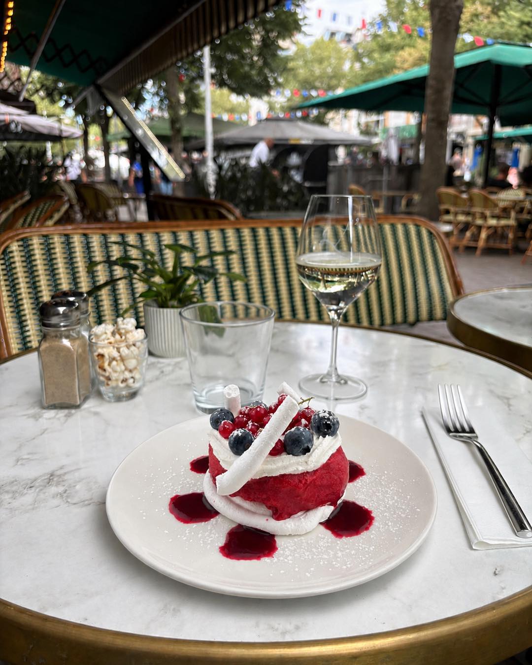 Dessert aux fruits rouges dégusté en terrasse