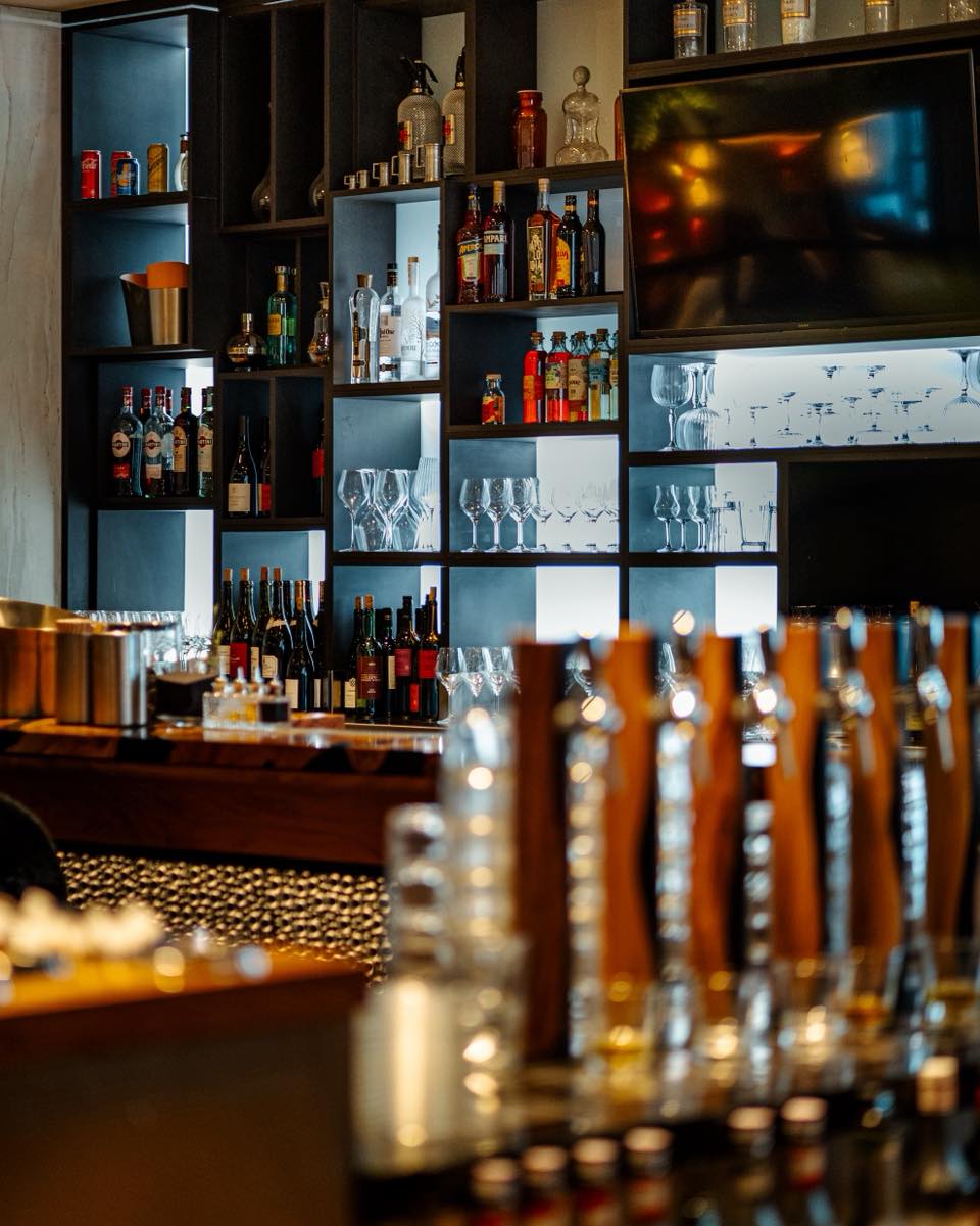 Le bar contemporain et chaleureux de L'Apostrophe