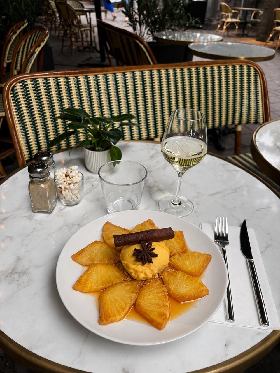 Carpaccio d'ananas rôti et sorbet exotique