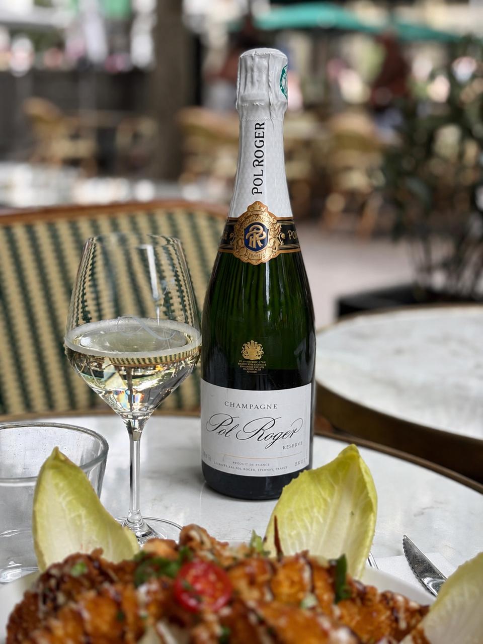 Bouteille de champagne Pol Roger et coupe servies en terrasse