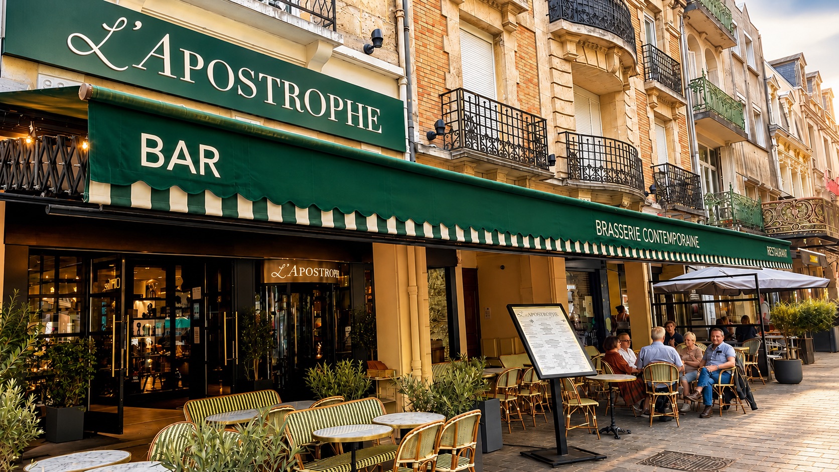 Façade et terrasse de L'Apostrophe sur la place Drouet d'Erlon à Reims